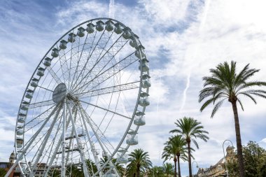 Cenova, İtalya, 10 / 04 / 2019: Parlak bulutlu bir gökyüzüne karşı güzel liman kentinde gezinti güvertesinde dönme dolap. Yakın plan..