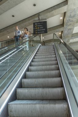 Monte Carlo, Monaco, 05 / 05 / 2019: Tren istasyonunda yürüyen merdiven. 