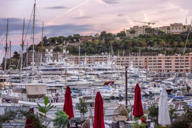 Günbatımında Monte Carlo marinasında büyük zengin yatlar. Güzel manzara.