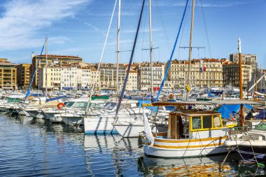 Güneşli bir günde Marsilya 'da kar beyazı yatları olan marinanın güzel manzarası..