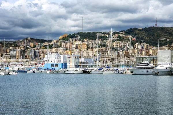 Gênes, Italie, 04 / 10 / 2019 : Belle ville portuaire sur les rives de la marina avec des yachts . — Photo