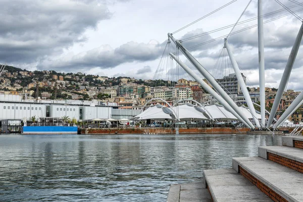 Genua, Italien, 2019-04-10: Strandpromenadens arkitektur i den vackra hamnstaden. — Stockfoto