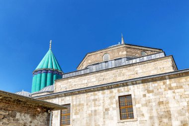 Konya 'daki Mevlana Müzesi. Güneşli bir günde güzel tarihi mimari.