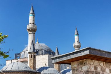 Konya 'daki Mevlana Müzesi. Güneşli bir günde güzel tarihi mimari.