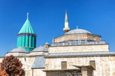 Konya 'daki Mevlana Müzesi. Güneşli bir günde güzel tarihi mimari.