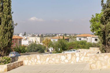Avrupa tatil köyündeki turuncu çatıların güzel manzarası.
