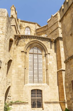 Penceresi olan eski bir taş binanın cephesi. Metin için boşluk.