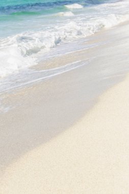 Turkuaz deniz dalgası yüzeyi kumlu bir sahilde. Geçmişi. Metin için boşluk. 