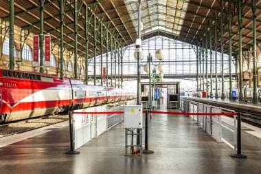 Paris, Fransa, 10.10.2019: Kuzey Tren İstasyonunun İçi.