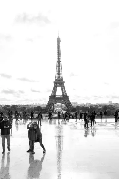 Párizs, Franciaország, 09.10.2019: Gyönyörű kilátás nyílik az Eiffel-toronyra napos ködben. Fekete-fehér. — Stock Fotó