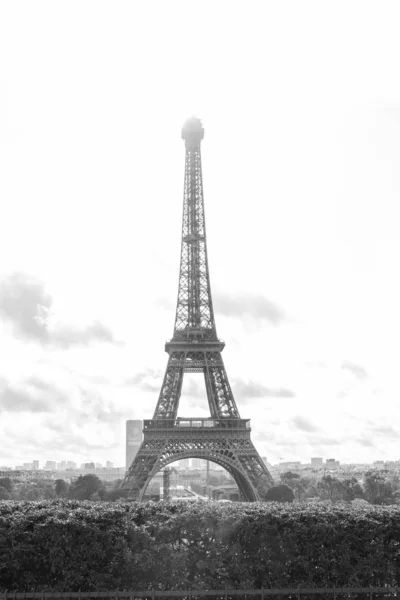 Vacker utsikt över Eiffeltornet i en solig dis. Svart och vitt. — Stockfoto