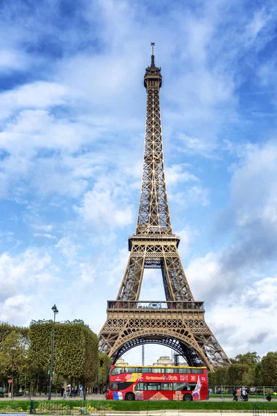 Paris, França, 09710.2019: Bela vista da Torre Eiffel contra um céu azul brilhante em um dia ensolarado . — Fotografia de Stock