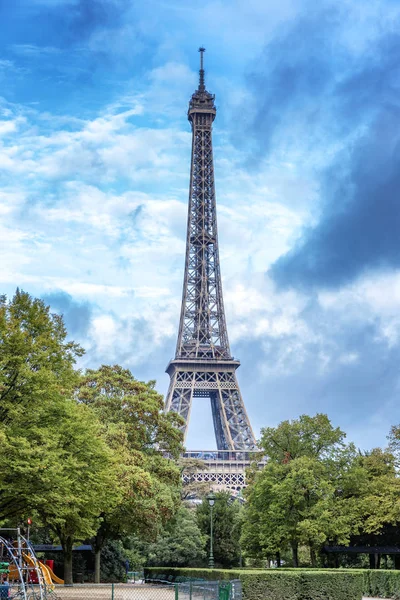 Gyönyörű kilátás nyílik az Eiffel-toronyra a fényes kék ég ellen egy napsütéses napon. — Stock Fotó