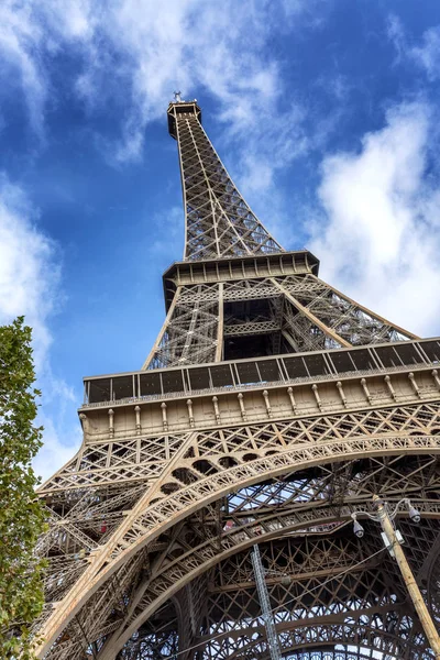 Gyönyörű kilátás nyílik az Eiffel-toronyra a fényes kék ég ellen egy napsütéses napon. — Stock Fotó