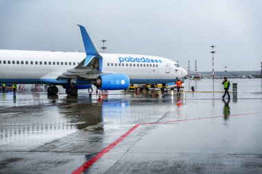 Moskova, Rusya, 10 / 04 / 2019: Vnukovo Havaalanı 'ndaki havaalanında uçak. Yağmurlu sabah.