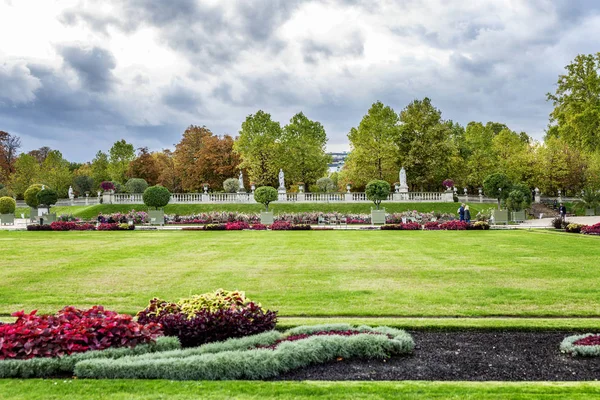 París, Francia, 09.10.2019: Palacio de Luxemburgo con un hermoso parque en el centro de la ciudad . — Foto de Stock