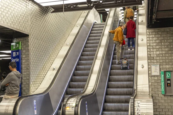 París, Francia, 10 / 10 / 2019: Interior de la estación ferroviaria del norte en el centro de una ciudad europea . — Foto de Stock