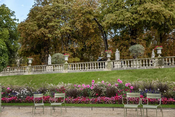 Luxembourg Palace with a beautiful park in the city center of Paris. — Stock Photo, Image