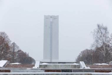 Karlı havada Moskova yüksek binası. Güzel şehir manzarası.