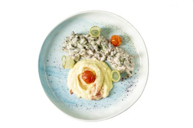 Tabakta patates püresi ile sığır stroganoff. İştah açıcı yemek ve güzel servis. Üst Manzara. Beyaz arkaplan üzerinde izole edilmiş.
