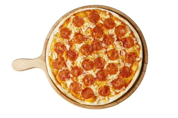 Appetitliche Pfefferoni-Pizza auf einem Holzbrett. Ansicht von oben. isoliert über weißem Hintergrund. — Stockfoto