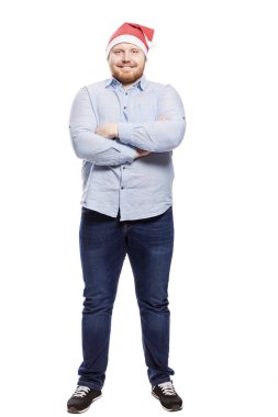 Mavi gömlekli ve Noel Baba şapkalı, sakallı, gülümseyen kızıl adam. Yakın plan. Beyaz arka planda izole edilmiş. Tam yükseklik. 