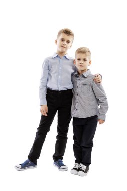 İki okul çocuğuna sarılıyor. Tam yükseklik. Destek ve dostluk. Beyaz arkaplan üzerinde izole edilmiş. 