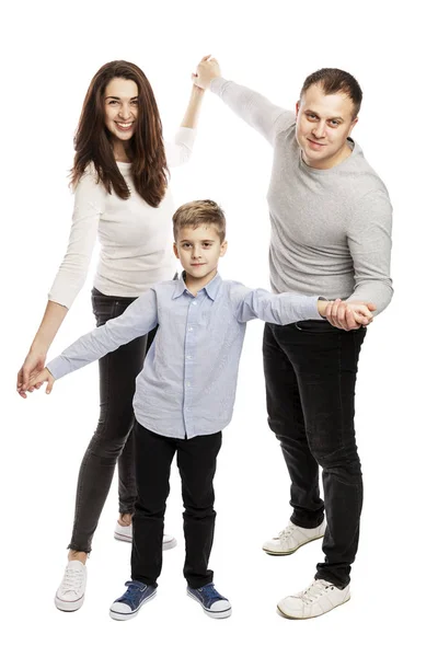Χαρούμενη οικογένεια αγκαλιάζει και χαμογελά ενώ στέκεται. Απομονωμένα σε λευκό φόντο. — Φωτογραφία Αρχείου