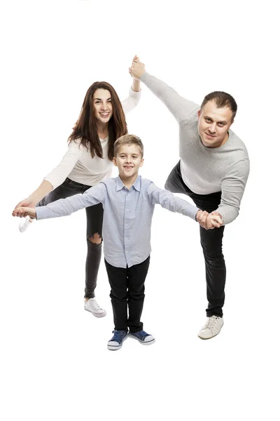 Felices abrazos familiares y sonrisas mientras estás de pie. Aislado sobre fondo blanco . —  Fotos de Stock