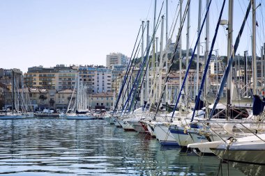 Güneşli bir günde Marsilya 'da bir marinada kar beyazı yelkenli yatlar. Güzel manzara.