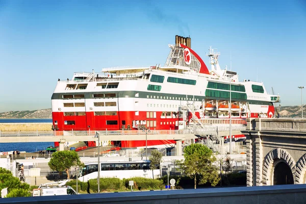 Marsella, Francia, 08.10.2019: Un gran transatlántico en el puerto de la ciudad. Cielo azul brillante en un día soleado . — Foto de Stock