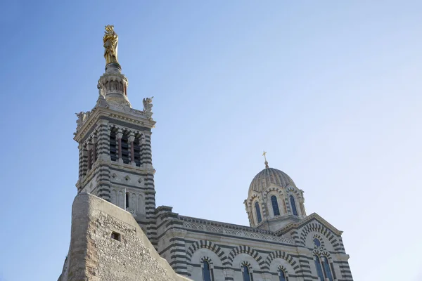 Beautiful view of Notre Dame de la Garde in Marseille against a bright blue sky on a sunny day. — Stock Photo, Image