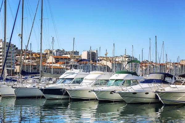 Schneeweiße Segelyachten in einem Yachthafen in Marseille an einem sonnigen Tag. Schöne Aussicht. — Stockfoto