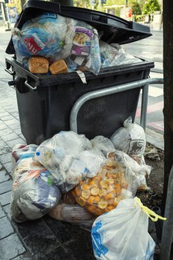 Brüksel, Belçika, 10 / 14 / 2019: Gıda atıklarıyla dolu tam çöp kutusu. Ekoloji sorunu.. 