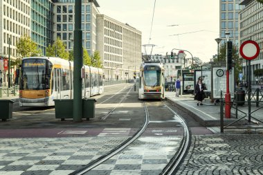 Brüksel, Belçika, 10 / 14 / 2019: Modern bir Avrupa kentinin sokaklarında tramvaylar.