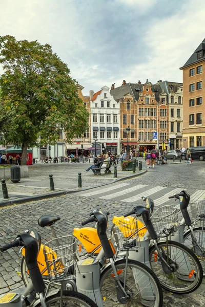 Bruselas, Bélgica, 13 / 10 / 2019: Bicicletas de ciudad estacionadas en el centro de la ciudad vieja con hermosos edificios . — Foto de Stock