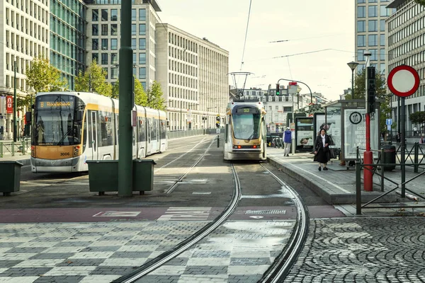 Bruselas, Bélgica, 14 / 10 / 2019: Tranvías en la calle de una ciudad europea moderna . — Foto de Stock