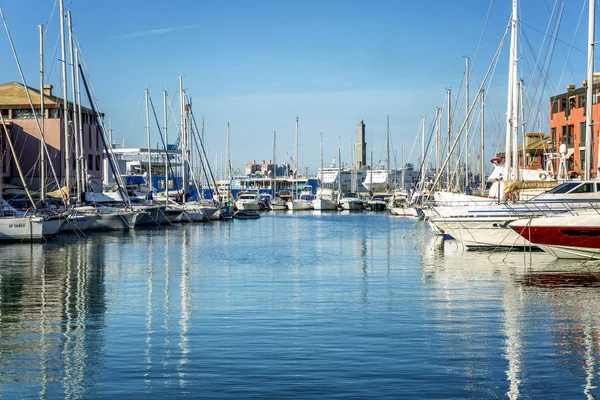 Genua, Italien, 10 / 05 / 2019: Yachthafen in einer europäischen Stadt mit weißen Yachten an einem sonnigen Tag. wunderschöne Meereslandschaft. — Stockfoto