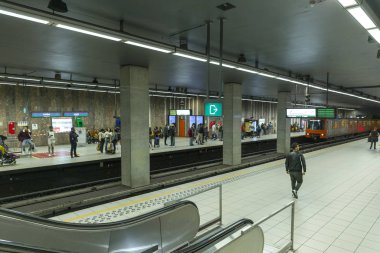 Brüksel, Belçika, 10 / 12 / 2019: Avrupa metrosunda platform.
