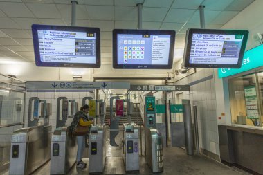 Paris, Fransa, 09.10.2019: Avrupa metrosunda turnike. Metroya giriş..