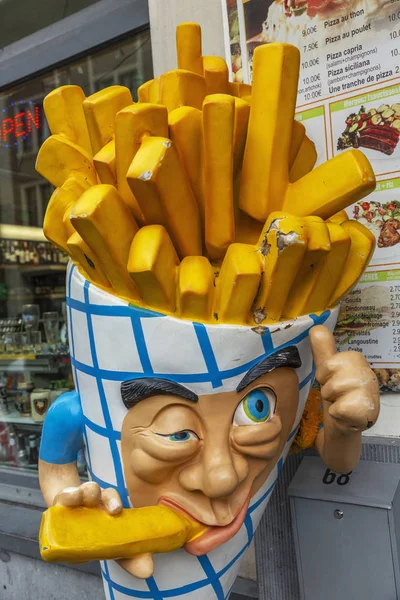 Bryssel, Belgien, 2019-10-13: En modell av traditionella belgiska pommes frites på en gata i stadens centrum. Närbild. — Stockfoto
