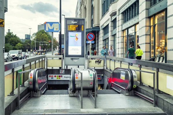 Bruselas, Bélgica, 13 / 10 / 2019: Entrada al metro en el centro de una ciudad europea . — Foto de Stock