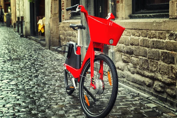红色城市自行车上的鹅卵石在老舒适的欧洲城市。 四.后续行动. — 图库照片