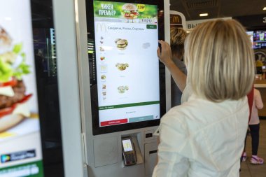 Moskova, Rusya, 08 / 11 / 2019: İnsanlar McDonald 's' ta yemek siparişi veriyor.