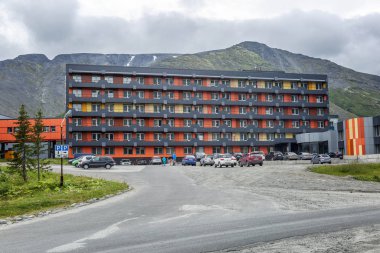 Kirovsk, Rusya, 08.29.2017: Dağlardaki modern otel.