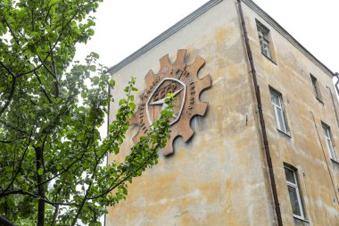 Vyborg, Rusya, 08.24.2017: Geleneksel yazıtlı eski Sovyet dönemi evi.