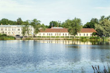 Güneşli bir günde Vyborg nehrinin kıyısındaki güzel tarihi binalar.