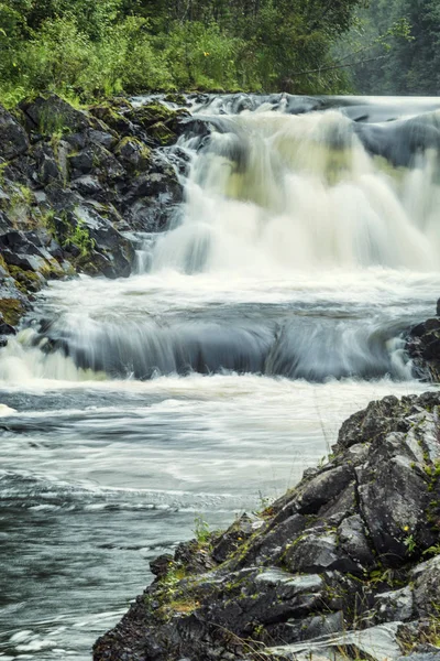 Mächtiger Wasserstrom in einem Wasserfall in einem wunderschönen Naturpark. — Stockfoto