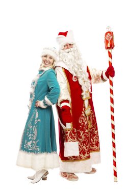 Rus Noel Baba, kardan kız gibi sarılıp gülümsüyor. Şenlik havası. Beyaz arkaplan üzerinde izole edilmiş. 