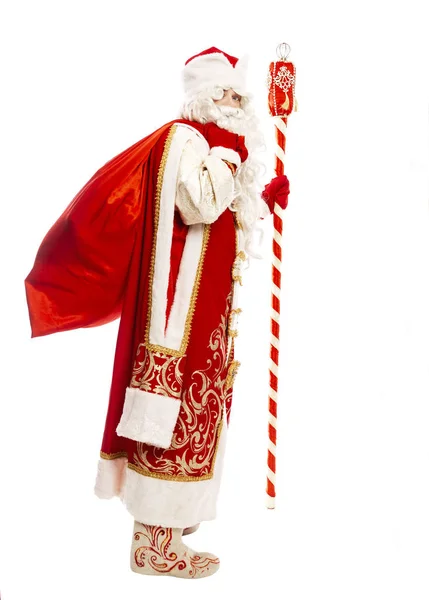 Babbo Natale russo si affretta ai bambini con regali. L'umore festivo. isolato su sfondo bianco . — Foto Stock